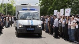 Акция в Грозном во время доставления обвиняемого в сожжении Корана в СИЗО. Чечня, 27 мая 2023 г.