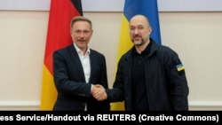 Premierul ucrainean Denis Șmihal (dreapta) și ministrul german de finanțe Christian Lindner, Kiev, 14 august 2023