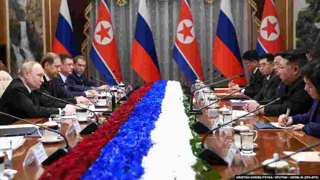 Putyin és Kim az észak-koreai fővárosban tárgyal.&nbsp;A két vezető szerdán megállapodást írt alá, amelyben kölcsönös segítséget ígérnek, ha bármelyik ország &bdquo;agresszióval&rdquo; szembesül.&nbsp;A megállapodás részletei nem világosak, de a hidegháború vége óta ez lehet a legerősebb kapcsolat Moszkva és Phenjan között​​​​​​​