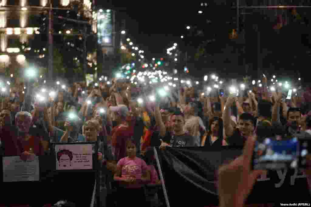 Svetla mobilnih telefona u ulici Kneza Miloša u Beogradu