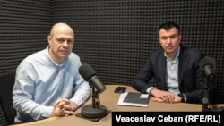 Eugen Urușciuc, autorul podcastului „În esență” și invitatul său, ministrul Finanțelor, Petru Rotaru (dreapta), în studioul Europei Libere.