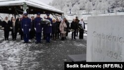 Delegacije i predstavnici srebreničkih udruženja polažu cvijeće na mezarju u Potočarima 9. januara 2024.