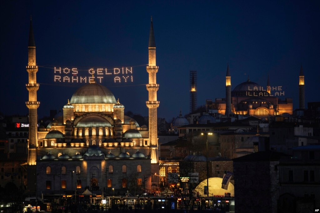 Mesazhet me drita në xhaminë Yeni, ose xhamia e re, majtas, ku shkruan në turqisht &quot;Mirë se vjen muaji i mëshirës&quot; dhe në xhaminë e Hagia Sophia &quot;Nuk ka Zot përveç Allahut&quot;.