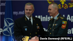 Președintele Comitetului Militar NATO, amiralul Rob Bauer, și comandantul Armatei Naționale, Eduard Ohladciuc, la Chișinău, 16 mai 2023