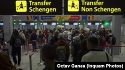 Znakovi za šengenske i vanšengenske zone na međunarodnom aerodromu Anri Koanda u Otopeniju oko 16,5 kilometara severno od Bukurešta.