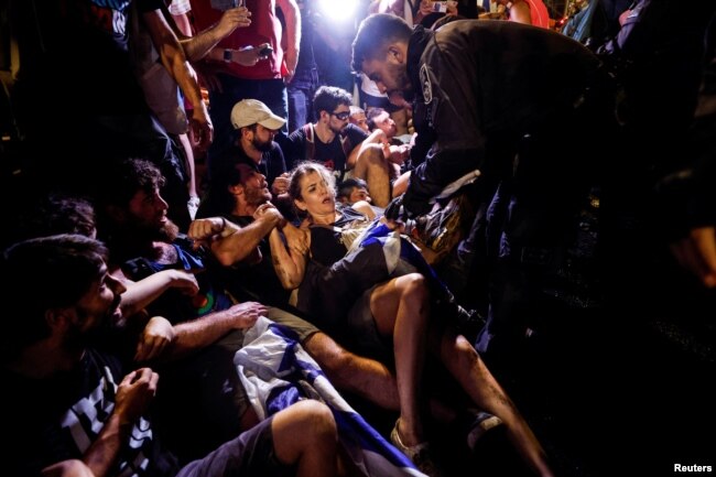 Përleshje ndërmjet protestuesve dhe policisë jashtë ndërtesës së Parlamentit të Izraelit, 24 korrik 2023.