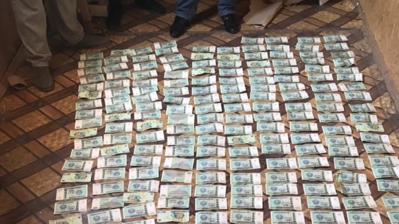 УКМК кыргыз-өзбек чек арасында пара алып жүргөн чек арачылар кармалганын билдирди
