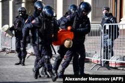 Поліцейські затримують чоловіка під час протестів проти мобілізації, Москва, 2022 рік