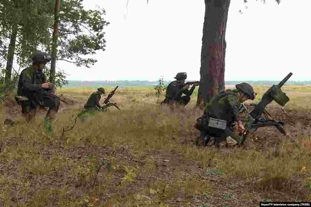 Na slikama se vidi kako bjeloruske trupe, uključujući i ove vojnike koji koriste automatske bacače granata, obučavaju Wagnerovi plaćenici &quot;manje od 5 kilometara&quot; od poljske granice, navodi bjelorusko ministarstvo odbrane.