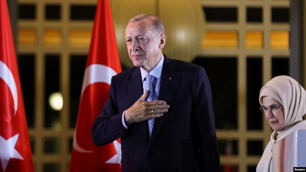 Президент Турции Реджеп Тайип Эрдоган вместе со своей супругой Эмине Эрдоган обращается к сторонникам в Президентском дворце в Анкаре после объявления о его победе во втором туре выборов. Ночь с 28 на 29 мая 2023 года