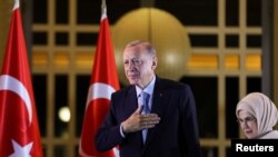 Recep Tayyip Erdoğan győzelmének bejelentése után az ankarai elnöki palotában. 2023. május 28.