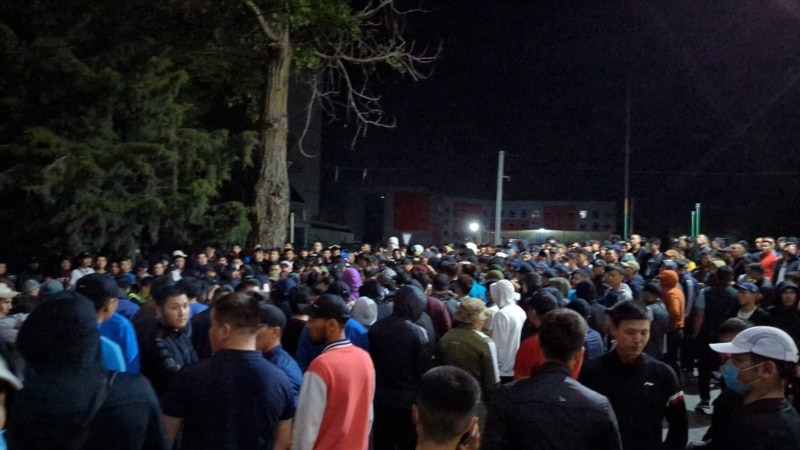 Стихийная ночная акция в Бишкеке после массовой драки: на место стягивали войска и водомёты