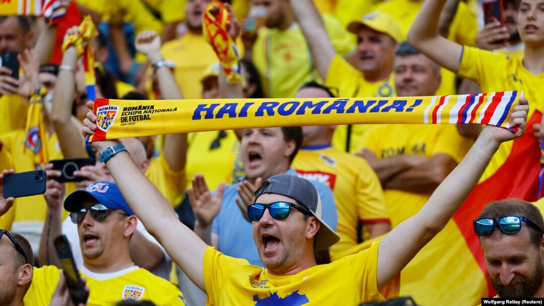 Suporterii români se bucură în timpul meciului împotriva Slovaciei, scor 1-1, în urma căruia România depășește faza grupelor la EURO 2024 pentru prima dată după 24 de ani.