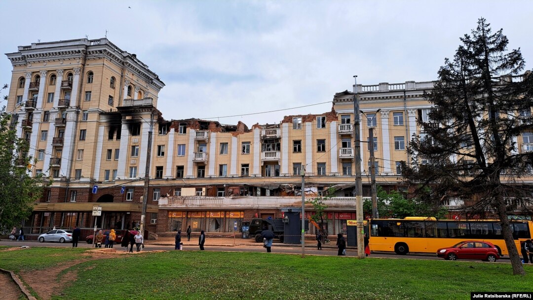 Ucrainenii așteaptă de luni bune ajutoarele americane, timp în care Rusia a tras de șapte ori mai multă artilerie către ținte precum această clădire din Dnipro.
