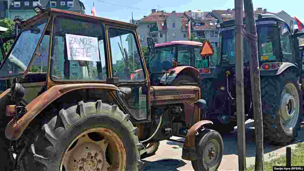 Poljoprivrednici su od utorka parkirani kod Novosadskog sajma, a od tada su u više navrata organizovali blokade saobraćajnica po glavnom gradu Vojvodine, kao i protestne vožnje traktorima. Na fotografiji detalj sa protesta 20. maja u Novom Sadu.