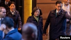 تسای اینگ ون، رئیس‌جمهور تایوان، روز پنجشنبه در حال خروج از هتل لوته در منهتن نیویورک