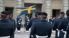 Švedski vojnici učestvuju u ceremoniji smjene straže u dvorištu Kraljevske palate u Stokholmu, 24. februara 2024.