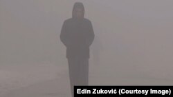 Zagađenje vazduha, detalj sa ulice Pljevalja. Crna Gora, januar 2023. 