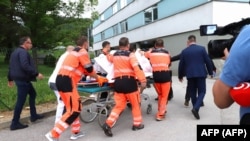 A sebesült Robert Fico szlovák miniszterelnököt viszik a besztercebányai kórházba, miután többször rálőttek Nyitrabányán. Fotó: AFP