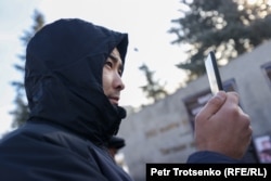 Мужчина снимает на мобильный телефон собравшихся на траурном митинге по случаю второй годовщины Январских событий. Алматы, 5 января 2024 года