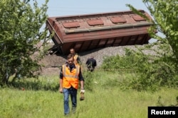 Сошедший с рельсов вагон после аварии с товарным поездом, перевозившим зерно. Крым, Симферопольский район, 18 мая 2023 года