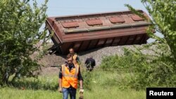 Вагон, що зійшов з рейок після аварії з товарним поїздом, який перевозив зерно. Крим, Сімферопольський район, 18 травня 2023 року