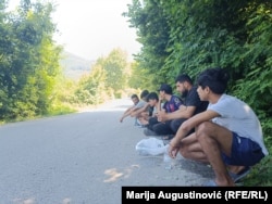 Neki od migranata u izbjegličkom prihvatnom centru "Ušivak", 18. juna 2024.