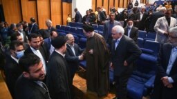 ایلنا می‌گوید خبرنگارش زمانی که خواسته به محمد خاتمی و حسن خمینی نزدیک شود، با برخورد محافظان حسن خمینی روبه‌رو شده است.