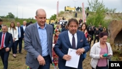  Министърът на районното развиване и благоустройството Иван Шишков по време на първата копка на пътен възел „ Кресна “, 16 май 2023г. 