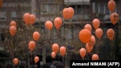 Një performancë e organizuar në Prishtinë, pas vrasjes së Liridona Ademajt në fund të vitit 2023. I dyshuar për organizmin e vrasjes së saj është bashkëshorti i saj.