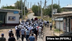 Бес жасар сәбиді жерлеуге әкетіп бара жатқан ауыл тұрғындары. Түркістан облысы, Сарыағаш ауданы, Жібек жолы ауылы. 14 шілде, 2023 жыл