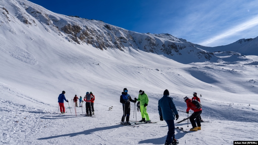 Grupe vizitorësh të moshave të ndryshme duke shijuar rrëshqitjen me ski të mërkurën e 24 janarit 2024 në Brezovicë.