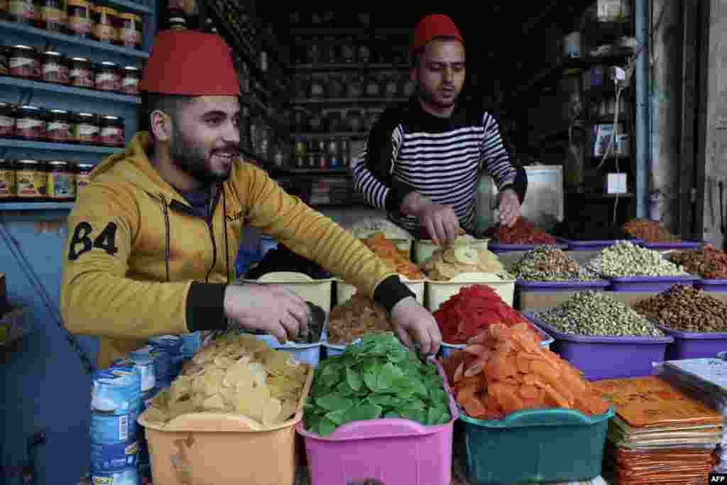 Shitësit shesin fruta të thata teksa besimtarët myslimanë përgatiten për të agjëruar gjatë muajit të Ramazanit, në qytetin Khan Yunis në Rripin jugor të Gazës, më 22 mars 2023.