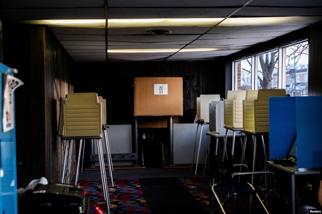 Një pamje e një qendre votimi në një pistë boullingu, në zgjedhjet paraprake në Çikago, Illinois, SHBA, 19 mars 2024.
