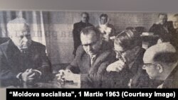 Al doilea din stânga, acad. T.D. Lîsenko alături de I.I. Bodiul (în dreapta sa). „Moldova socialistă”, 1 Martie 1963.