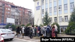 Serbët lokalë në Mitrovicën e Veriut mblidhen për të nënshkruar peticionin për largimin e kryetarit shqiptar, Erden Atiq. 17 janar 2024.