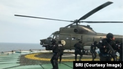 Exercițiul antiterorist „Gebeleizis17" 2017, ofițeri SRI pe o platformă maritimă a României, în Marea Neagră.