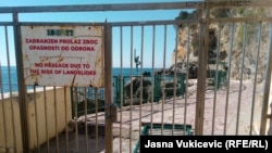 Kapija na ulazu za Mogren plažu, 23. mart 2023.