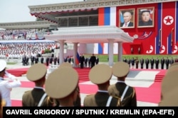 Путін і Кім Чен Ин на офіційній церемонії зустрічі у Пхеньяні. Північна Корея, 19 червня 2024 року