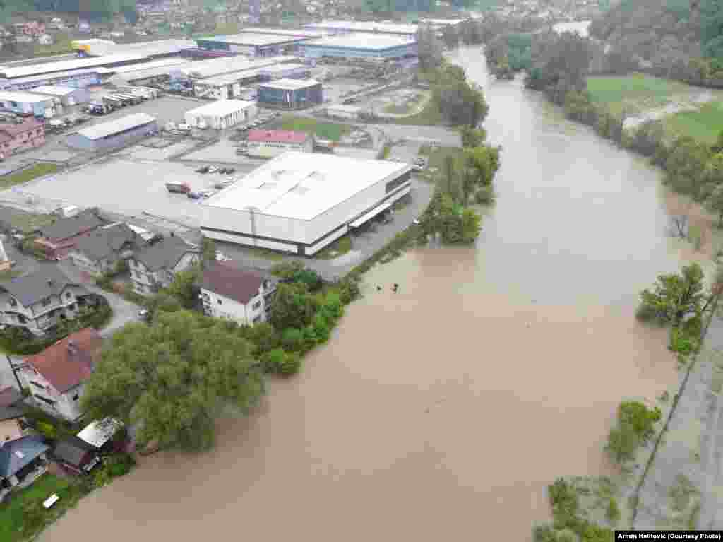 Një tjetër pamje e përmbytjeve në perëndim të Bosnjë e Hercegovinës.