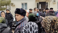 Народный сход по поводу переноса поликлиники в Махачкале. Стоп-кадр видео, опубликованного в паблике "Голос Дагестана"