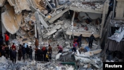 تصویری از یک ساختمان ویران‌شده در حملات هوایی اسرائیل به رفح