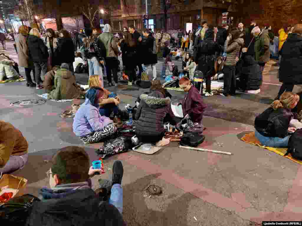 Prema aktivistima neformalne grupe mladih "Borba", koja organizuje blokadu, plan je da se ostane do subote, 30. decembra, u 12 časova i da se onda pridruže protestu kod Terazijske česme na koji je pozvao ProGlas, inicijativa koju je uoči izbora potpisalo više od 190.000 građana.