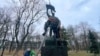 У Маріїнському парку Києва демонтували пам’ятник учасникам «січневого повстання 1918 року» – КМДА 