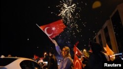 Pristalice turskog predsjednika Tayyipa Erdogana i AK Partije (AKP) reaguju nakon preliminarnih rezultata za predsjedničke i parlamentarne izbore u Istanbulu, Turska, 15. maja 2023.