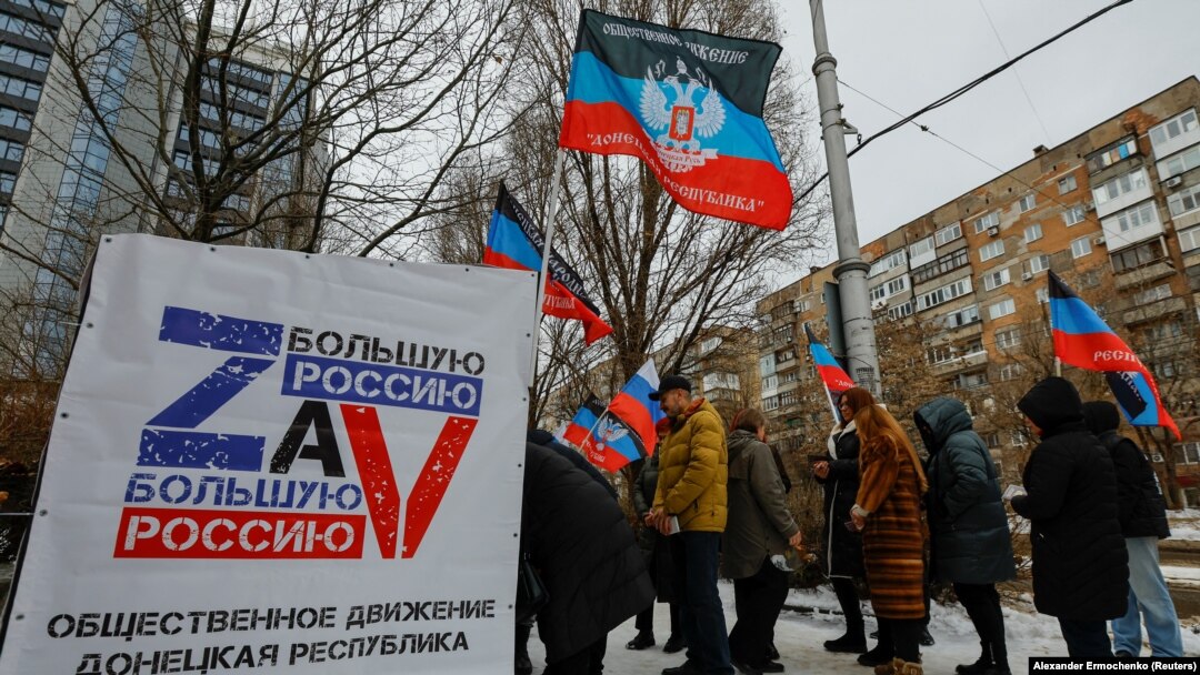 Rusia a făcut mare publicitate organizării alegerilor prezidențiale în regiunile ocupate ale vecinei sale vestice, Ucraina, ca o dovadă că sunt „integrate”. În imagine: coadă la semnături pentru candidatura lui Putin, la Donețk, pe 16 ianuarie 2024. 