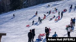 Turistë në qendrën e skijimit në fshatin Bogë të Pejës, më 22 dhjetor 2024.