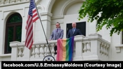 De Ziua Internațională împotriva Homofobiei, Transfobiei și Bifobiei, Ambasada SUA și alte misiuni diplomatice din Republica Moldova fac apel la o mai mare protecție a drepturilor omului