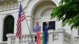 Unul din aspectele pozitive menționate într-un nou raport este sprjinul public dat de ambasadele străine, inclusiv de ambasadorul SUA Kent Logsdon (în dreapta) marșului Pride de la Chișinău, ediția 2023. 