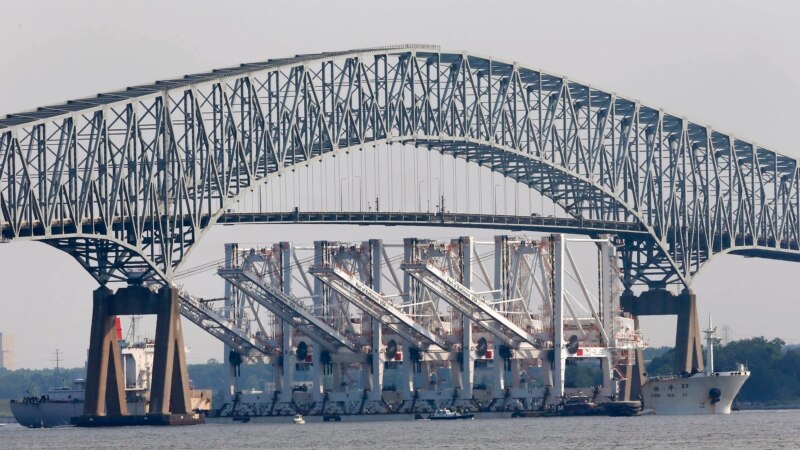 Се урна мост во Балтимор откако во него удрил товарен брод